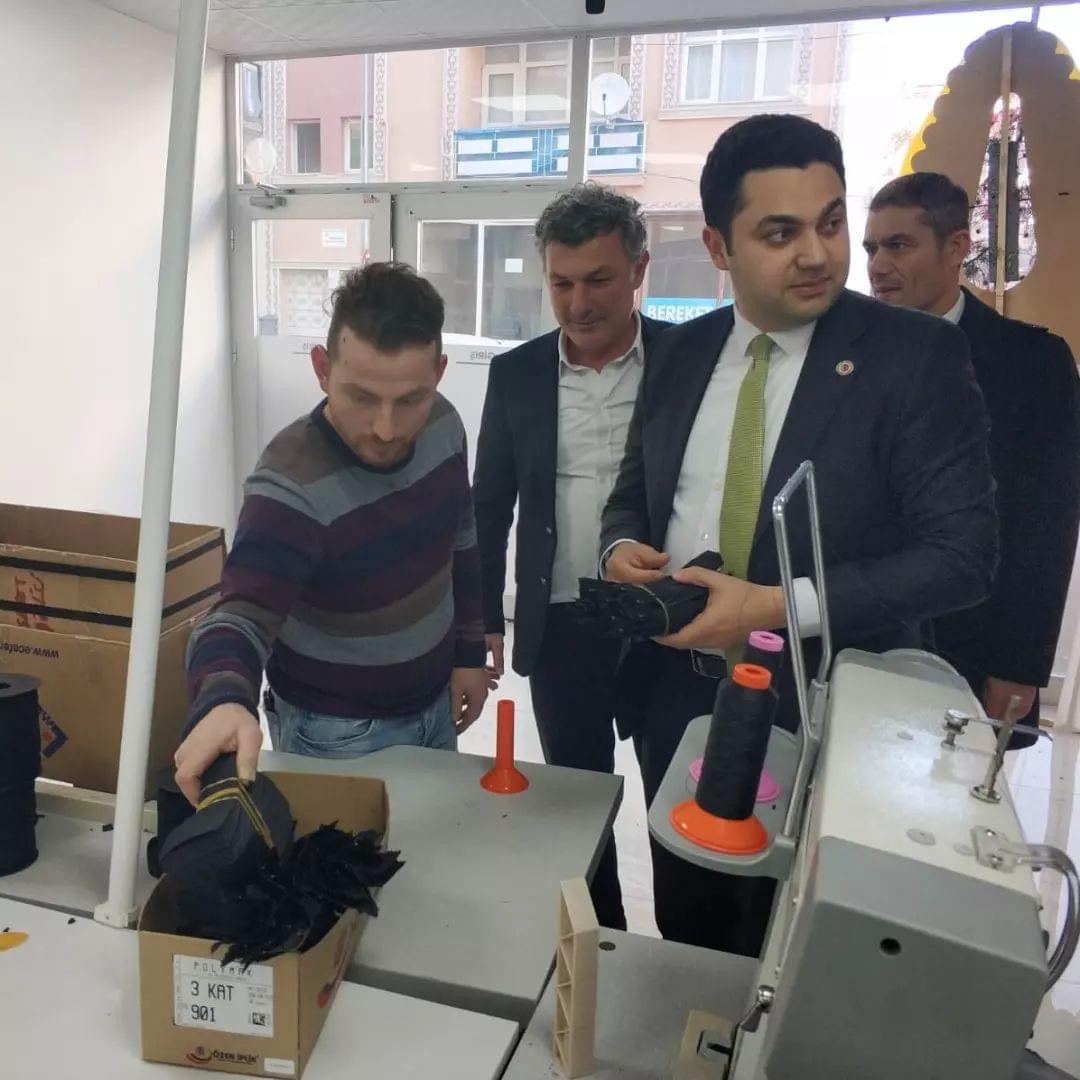 Kaymakamımız Sayın Tarık Buğra SEYHAN, ilçemizde yeni açılan Ersa Ayakkabı imalathanesini ziyaret ett.